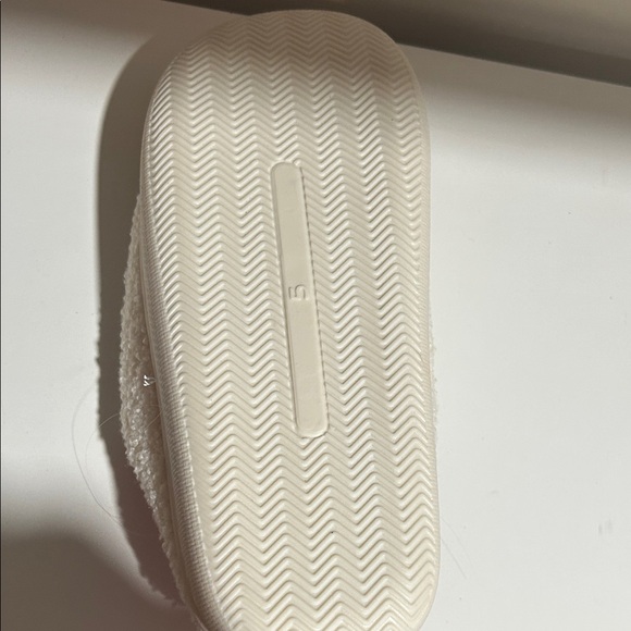 NWOT Right foot only Adorable Cherry Kids Slippers - Red and White - Picture 3 of 3